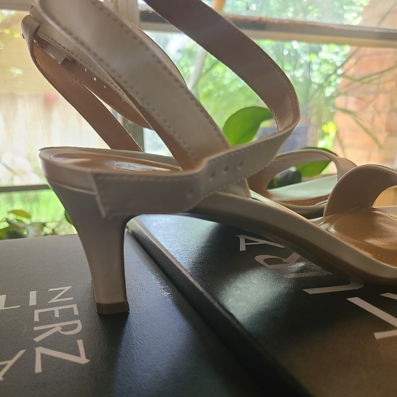 🌺 SOLD 🌺 Naturalizer Tinda in White Pearl - Picture 4 of 4